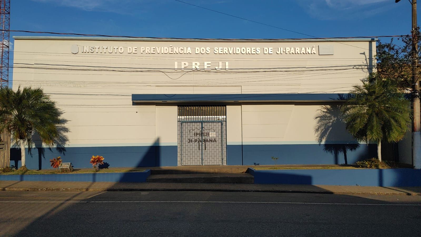 O Instituto de Previdência dos Servidores Públicos do Município de Ji-Paraná – IPREJI é uma autarquia municipal, dotada de personalidade jurídica de direito público, autonomia administrativa, financeira e patrimonial, vinculada ao Município de Ji-Paraná, Estado de Rondônia.  Criado pela Lei Municipal nº 4.660/2002, o IPREJI iniciou suas atividades no ano de 2002 com a missão de administrar o Regime Próprio de Previdência Social (RPPS) dos servidores públicos municipais efetivos, garantindo a gestão responsável dos recursos previdenciários e a concessão dos benefícios previstos em lei.  A atuação do Instituto é pautada pelos princípios da legalidade, transparência, eficiência, responsabilidade e sustentabilidade, assegurando o equilíbrio financeiro e atuarial do regime previdenciário. Compete ao IPREJI arrecadar, gerir e aplicar os recursos previdenciários, bem como conceder e manter os benefícios previdenciários aos servidores segurados e seus dependentes, em conformidade com a legislação vigente.  Mais do que administrar recursos, o IPREJI tem o compromisso de promover uma gestão previdenciária moderna, segura e eficiente, garantindo a proteção social dos servidores públicos municipais e contribuindo para a sustentabilidade do Regime Próprio de Previdência Social de Ji-Paraná para as atuais e futuras gerações. 